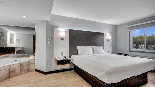 Suite Deluxe con cama grande - No fumadores del hotel Days Inn and Suites By Wyndham Niagara Falls/buffalo. Foto 2