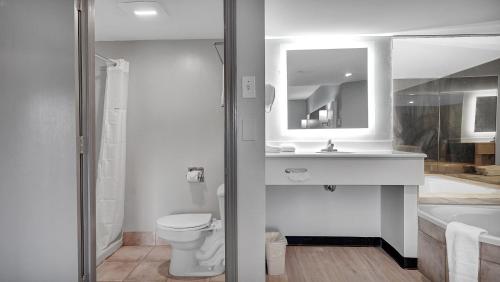 Suite Deluxe con cama grande - No fumadores del hotel Days Inn and Suites By Wyndham Niagara Falls/buffalo. Foto 4