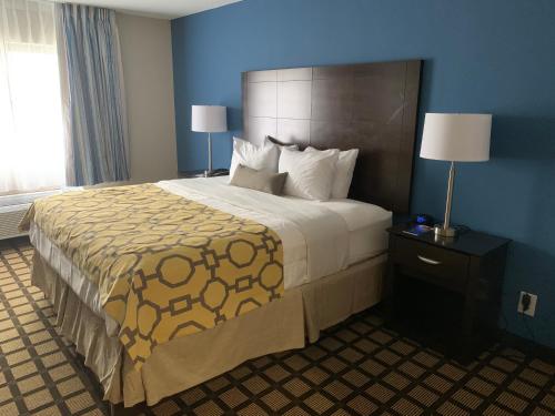 Suite Junior con cama grande - no fumadores del hotel Baymont by Wyndham Latham Albany Airport. Foto 6