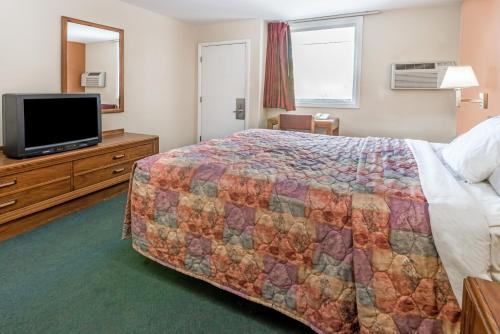 Habitación con cama grande y bañera - Adaptada para personas con movilidad reducida/discapacidad auditiva - No fumadores del hotel Days Inn by Wyndham Henrietta/Rochester Area