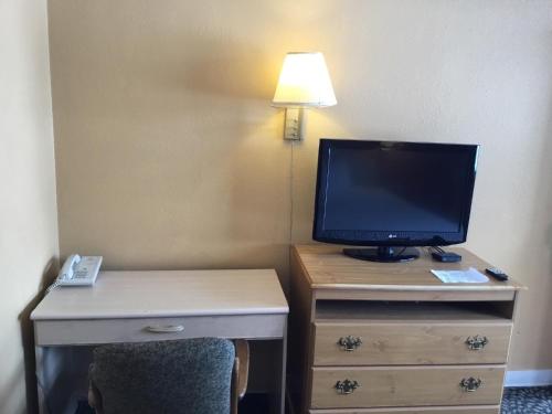 Habitación con cama grande y bañera - Adaptada para personas con movilidad reducida/discapacidad auditiva - No fumadores del hotel Days Inn by Wyndham Henrietta/Rochester Area. Foto 4
