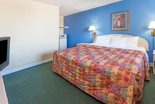 Habitación con cama extragrande - No fumadores del hotel Days Inn by Wyndham Henrietta/Rochester Area. Foto 4