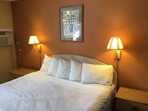 Habitación con cama extragrande - No fumadores del hotel Days Inn by Wyndham Henrietta/Rochester Area. Foto 6