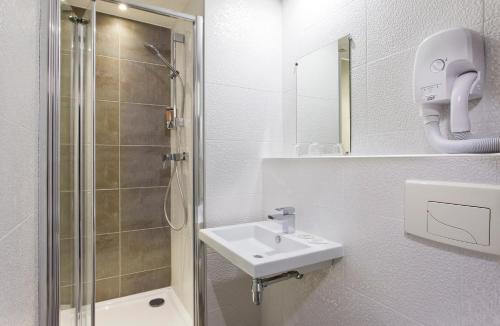 Habitación Doble Estándar del hotel Hôtel des Pavillons. Foto 5