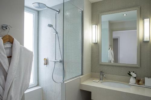 Habitación Clásica del hotel Des Saints Peres. Foto 1