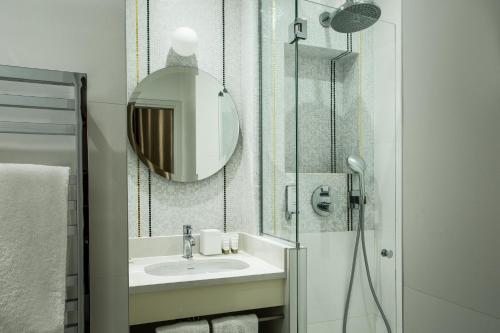 Habitación Clásica del hotel Des Saints Peres. Foto 3