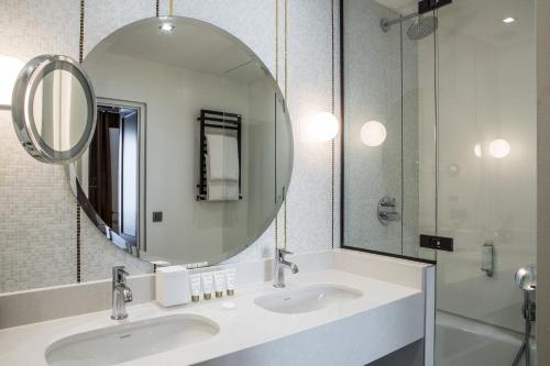 Habitación Deluxe del hotel Des Saints Peres. Foto 4