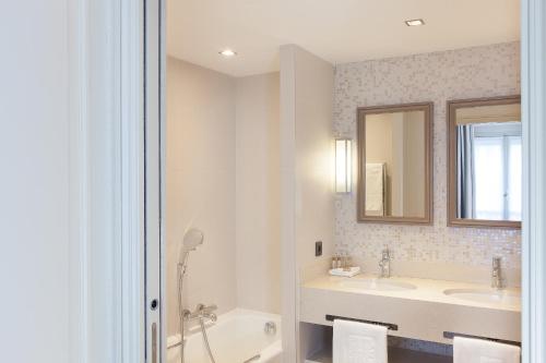 Habitación Deluxe del hotel Des Saints Peres. Foto 7