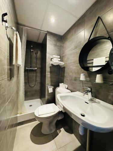 Habitación Estándar del hotel Hôtel du Maine. Foto 3