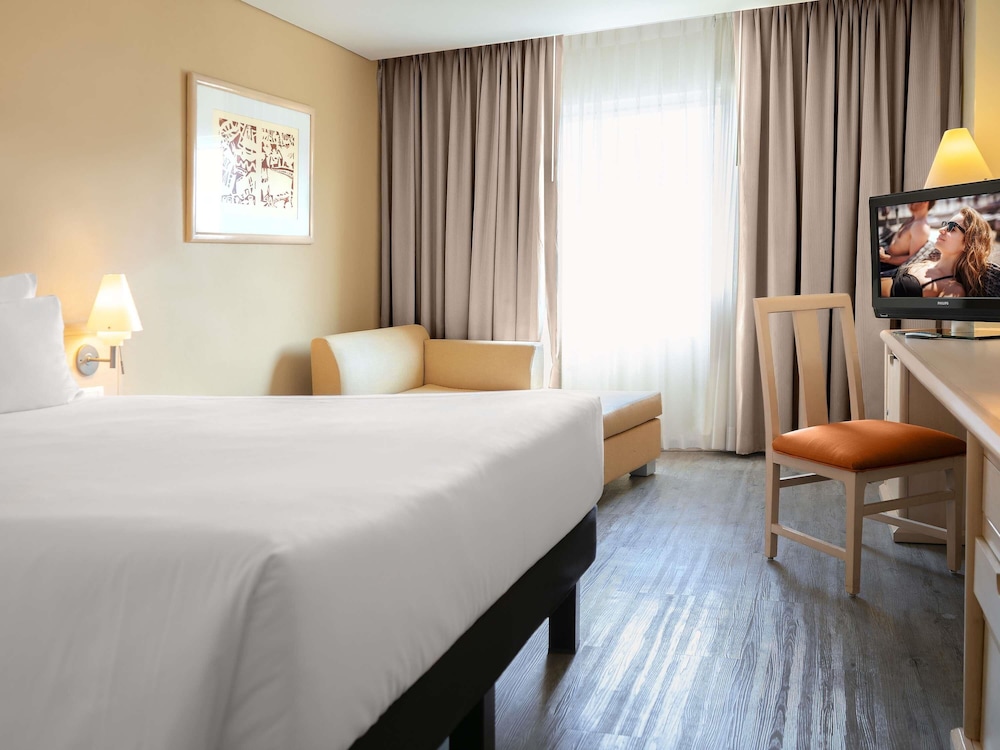 Estandar con 1 cama Queen del hotel Novotel Monterrey Valle