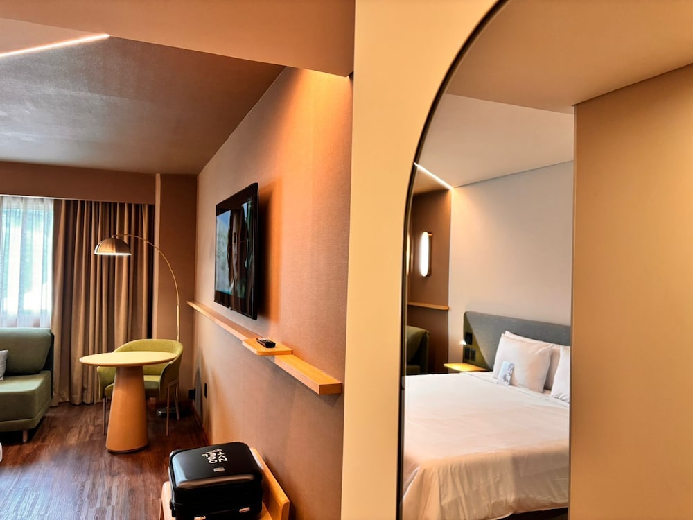 Habitación ejecutiva con 1 cama Queen size Bed del hotel Novotel Monterrey Valle. Foto 2