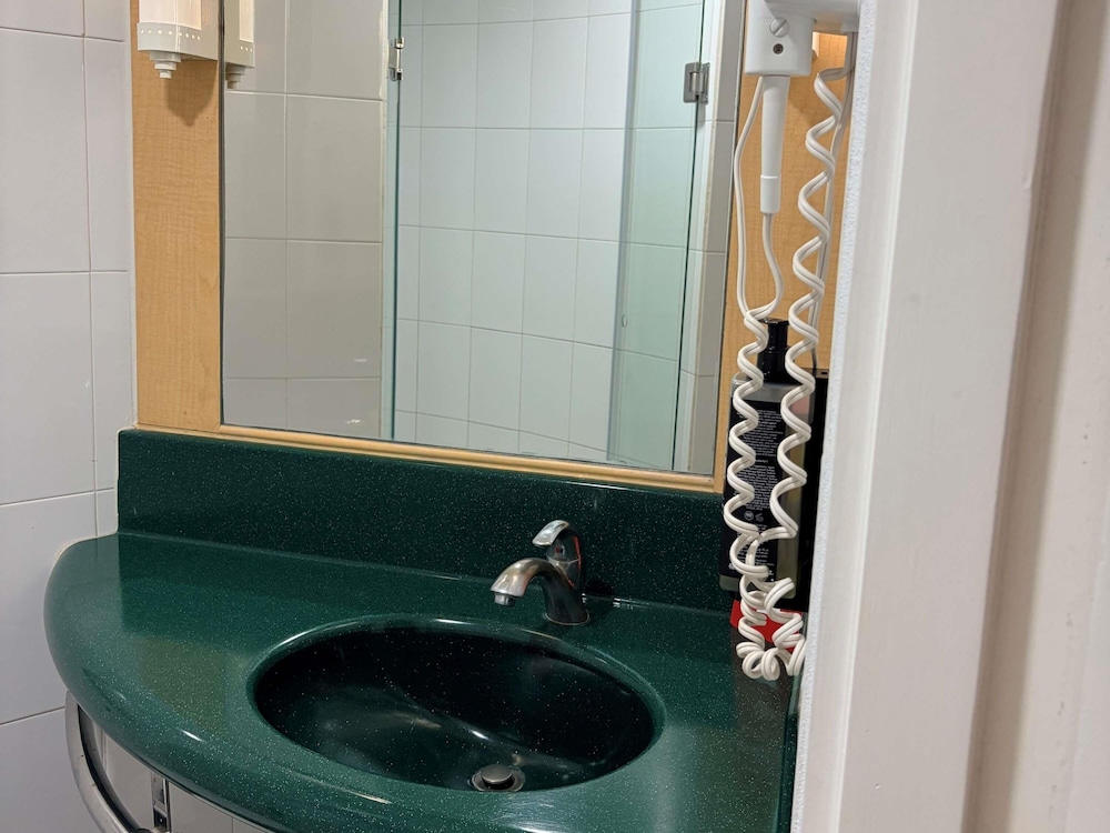 Habitación Estándar con 2 camas dobles del hotel Ibis Monterrey Valle
