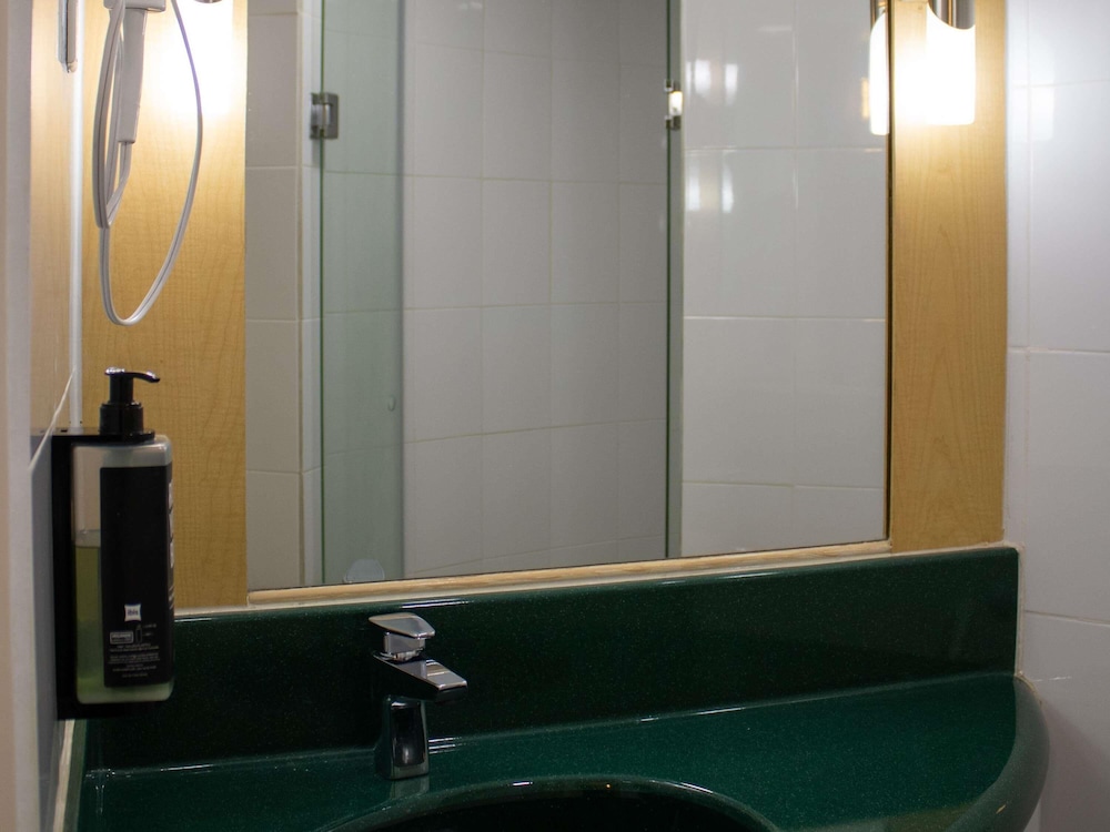 Habitación Estándar con 2 camas dobles del hotel Ibis Monterrey Valle. Foto 9