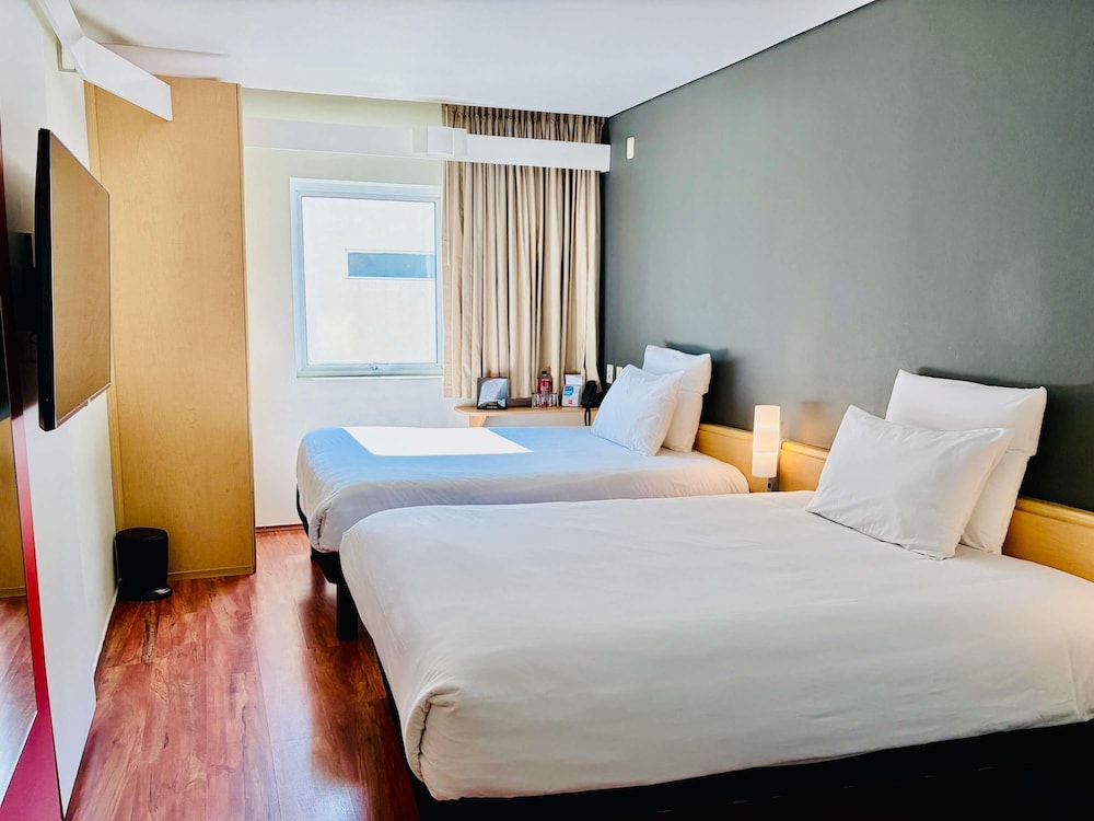 Habitación Estándar con 2 camas dobles del hotel Ibis Monterrey Valle. Foto 16