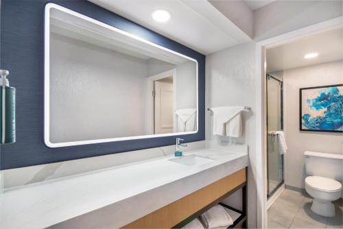 Habitación - 1 cama extragrande - No fumadores del hotel DOUBLETREE BY HILTON BUFFALO. Foto 4