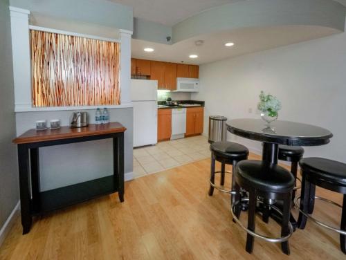 Suite de 2 dormitorios con cama extragrande y sofá cama del hotel DOUBLETREE BY HILTON BUFFALO. Foto 2