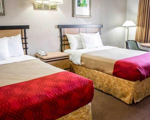 Habitación Estándar con dos camas dobles - Fumadores del hotel ECONO LODGE COLONIE CENTER MALL. Foto 1