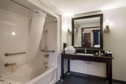 Habitación con cama grande - Adaptada para personas con discapacidad - 1ª planta - No fumadores del hotel ECONO LODGE DOWNTOWN