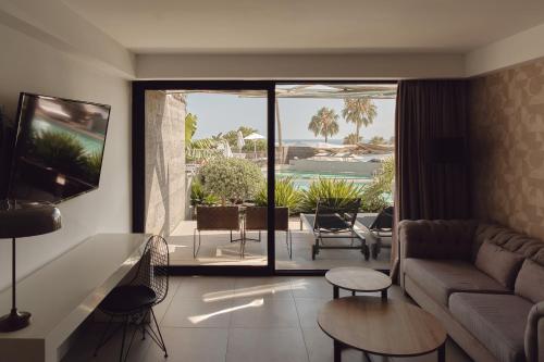 Suite Junior con vistas a la piscina (2 personas) del hotel La Isla Y El Mar Boutique - Adults Only. Foto 3