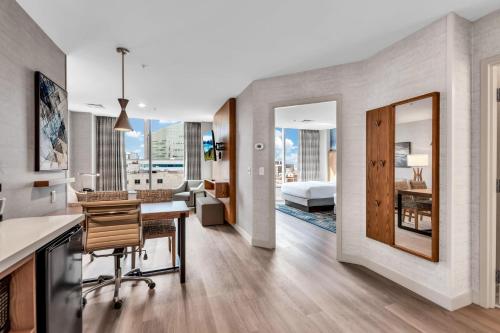 Suite de 2 habitaciones - 2 camas grandes del hotel EMBASSY SUITES BUFFALO. Foto 2