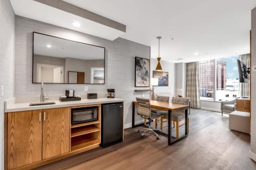 Suite Premium - Cama extragrande del hotel EMBASSY SUITES BUFFALO. Foto 14