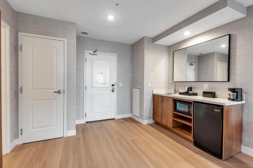 Suite Hipoalergénica con 2 camas grandes del hotel EMBASSY SUITES BUFFALO. Foto 15