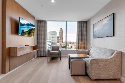 Suite con cama extragrande del hotel EMBASSY SUITES BUFFALO. Foto 4