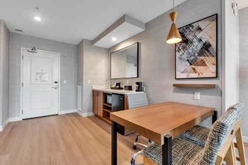 Suite de 2 habitaciones - 2 camas grandes del hotel EMBASSY SUITES BUFFALO. Foto 27