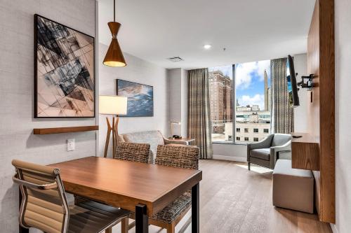 Suite de 2 habitaciones - 2 camas grandes del hotel EMBASSY SUITES BUFFALO. Foto 31