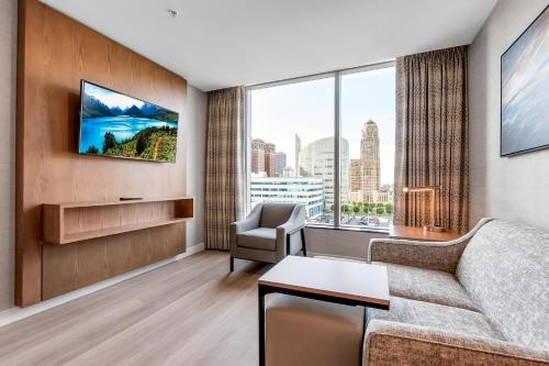 Suite con cama extragrande del hotel EMBASSY SUITES BUFFALO. Foto 25