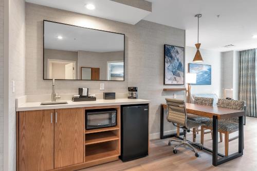 One - Bedroom Suite with Two Queen Beds - Hearing Access/Non - Smoking del hotel EMBASSY SUITES BUFFALO. Foto 7