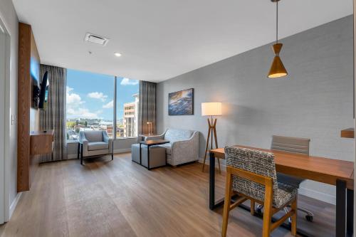 Suite con cama extragrande del hotel EMBASSY SUITES BUFFALO. Foto 5