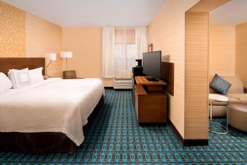 Amplia Suite Doble con cama grande del hotel FAIRFIELD INN ALBANY EAST GREENBUSH