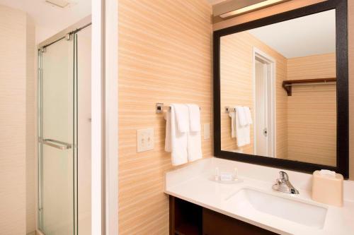 Amplia Suite Doble con cama grande del hotel FAIRFIELD INN ALBANY EAST GREENBUSH. Foto 2