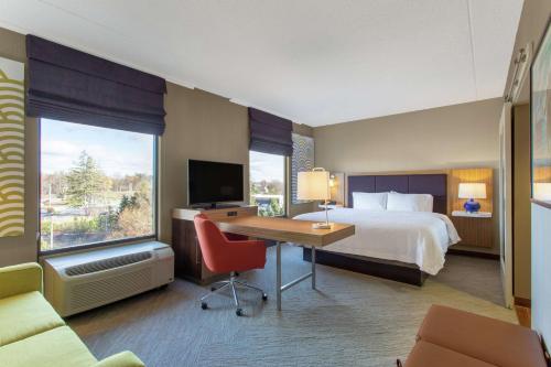 Suite Deluxe con cama extragrande para no fumadores del hotel HAMPTON INN and SUITES ALBANY-AIRPORT
