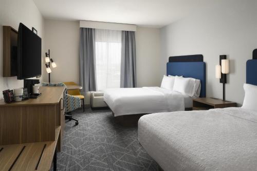 Habitación con 2 camas grandes - Adaptada para personas con discapacidad auditiva del hotel HAMPTON INN and SUITES ROCHESTER/HENRIETTA. Foto 2