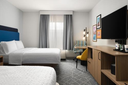 Habitación con 2 camas grandes - Adaptada para personas con discapacidad auditiva del hotel HAMPTON INN and SUITES ROCHESTER/HENRIETTA. Foto 3