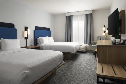 Habitación con 2 camas grandes - Adaptada para personas con discapacidad auditiva del hotel HAMPTON INN and SUITES ROCHESTER/HENRIETTA. Foto 7