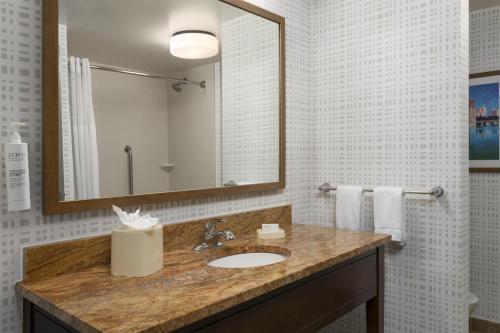 Habitación - 1 cama extragrande - No fumadores del hotel HAMPTON INN and SUITES ROCHESTER/HENRIETTA. Foto 2