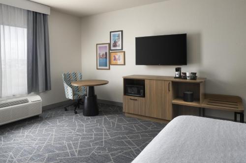 Habitación con cama extragrande y sofá cama - No fumadores del hotel HAMPTON INN and SUITES ROCHESTER/HENRIETTA. Foto 2