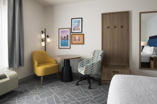 Habitación con 1 cama extragrande y para personas con movilidad reducida - No fumadores del hotel HAMPTON INN and SUITES ROCHESTER/HENRIETTA. Foto 4