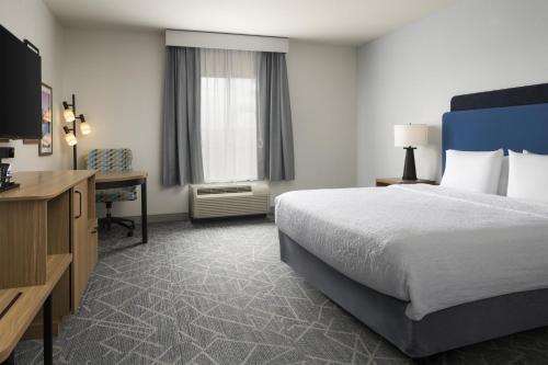 Habitación adaptada para personas con movilidad reducida, con bañera - No fumadores - Cama extragrande del hotel HAMPTON INN and SUITES ROCHESTER/HENRIETTA. Foto 1