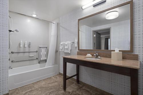 Habitación adaptada para personas con movilidad reducida, con bañera - No fumadores - Cama extragrande del hotel HAMPTON INN and SUITES ROCHESTER/HENRIETTA. Foto 2