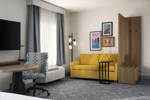 Suite con cama extragrande del hotel HAMPTON INN and SUITES ROCHESTER/HENRIETTA. Foto 3