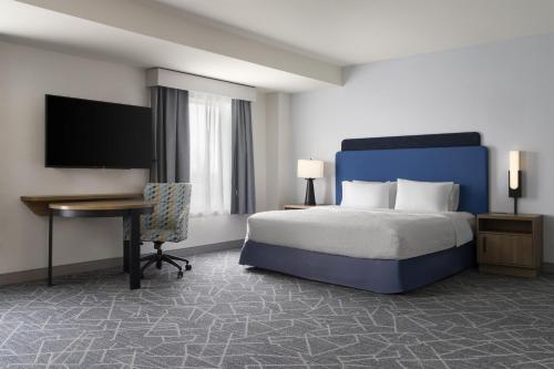 Suite Estudios con sofá cama adaptada para personas con discapacidad auditiva - 1 cama extragrande - No fumadores del hotel HAMPTON INN and SUITES ROCHESTER/HENRIETTA. Foto 2