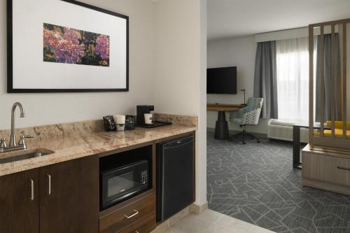 Suite Estudios con sofá cama adaptada para personas con discapacidad auditiva - 1 cama extragrande - No fumadores del hotel HAMPTON INN and SUITES ROCHESTER/HENRIETTA. Foto 6