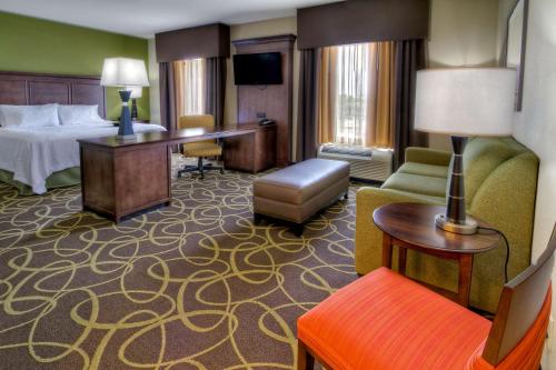 Suite con cama extragrande del hotel HAMPTON INN and SUITES ROCHESTER/HENRIETTA. Foto 1