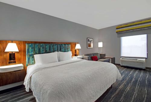 King Room with Sofa Bed and Study - Non - Smoking del hotel Hampton Inn & Suites Syracuse Dewitt