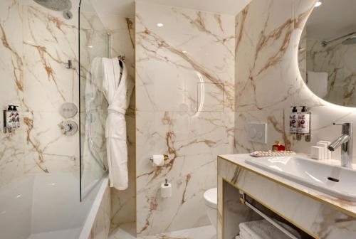 Habitación Doble Deluxe - 1 o 2 camas del hotel Kleber Paris and Spa. Foto 5
