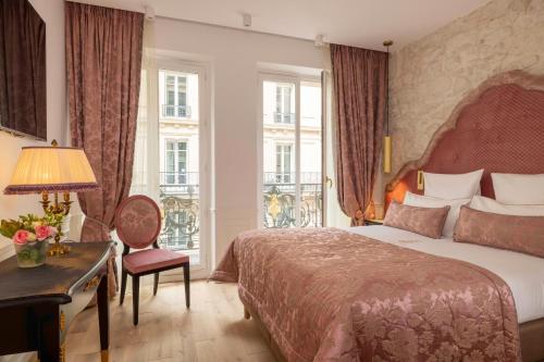 Habitación Deluxe con cama extragrande del hotel Kleber Paris and Spa